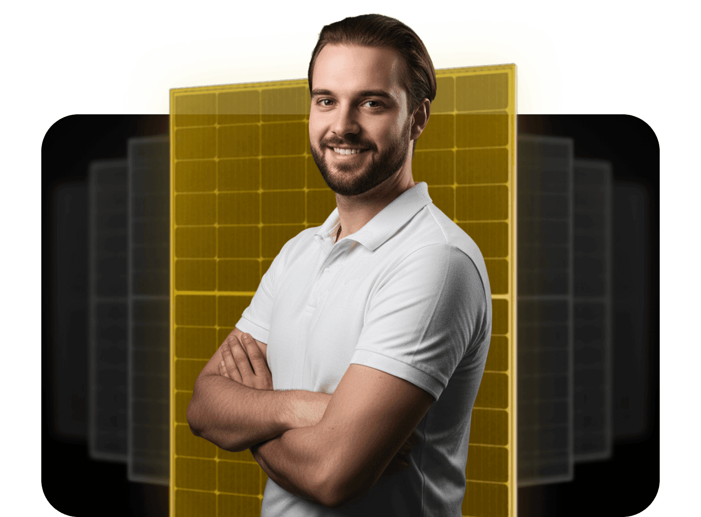 Mann mit weißem Polohemd vor gelb-schwarzen Solarmodulen