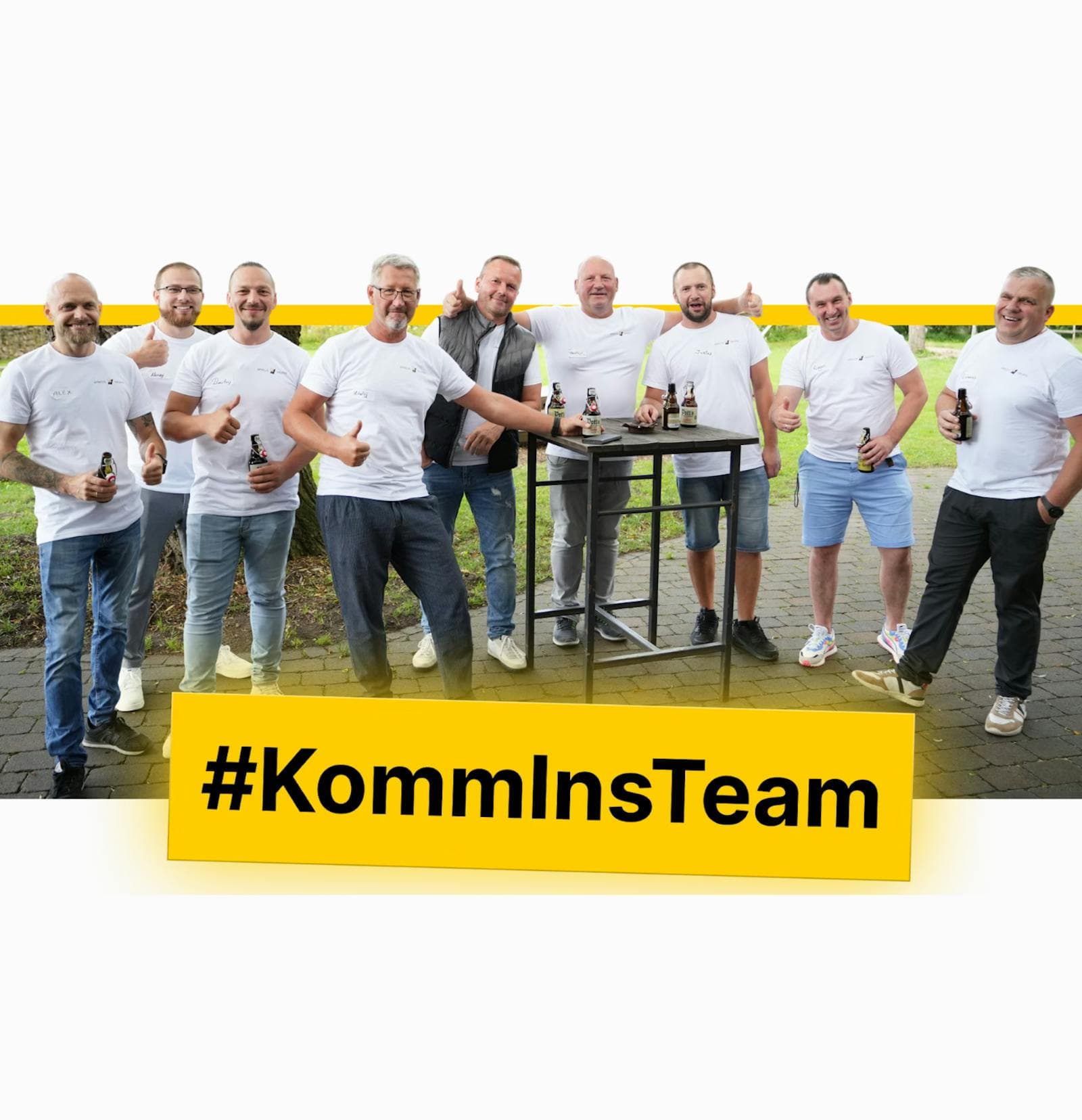 Winkel-Team in weißen Shirts vor #KommInsTeam-Banner