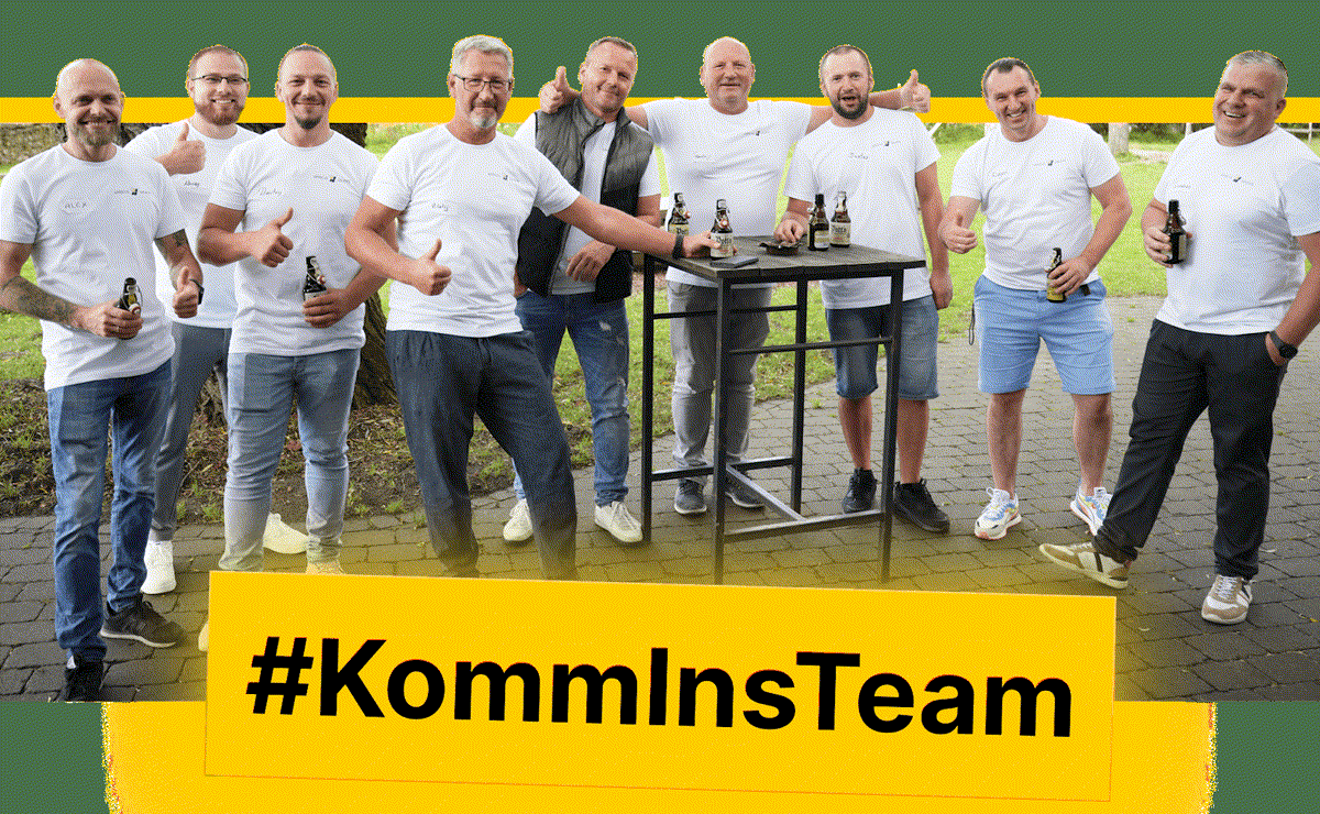 Apricus-Team in weissen Shirts mit Bierflaschen vor #KommInsTeam-Banner